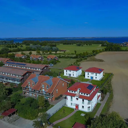 Wassergeist Mit Schwimmbad