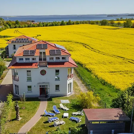 Wassergeist Mit Schwimmbad